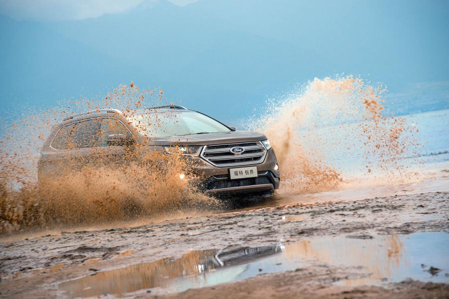  Ford Edge Titanium 2015 года  (CN) (фото 15 из 18)